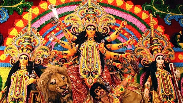 दादरमध्ये दुर्गा देवीच्या मूर्तींना दिला जातोय 'फिनिशिंग टच'