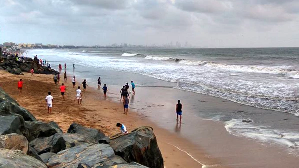 मुंबईतील हा समुद्रकिनारा तुम्ही पाहिलाय का?