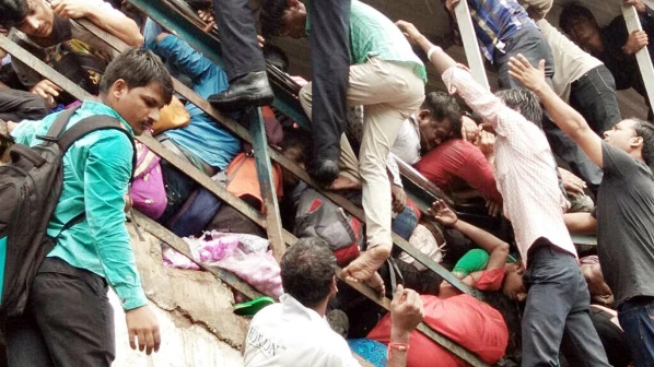 एल्फिन्स्टन पुलावर प्रवाशांची चेंगराचेंगरी, 22 ठार, 39 जखमी