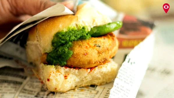 वडापाव पेपरमध्ये गुंडाळून विकण्यास बंदी? महापालिकेत आणणार ठराव