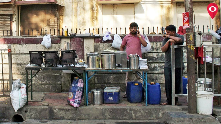 फेरीवाल्यांनी दिवसाढवळ्या कापले फुटपाथवरील रेलिंग !