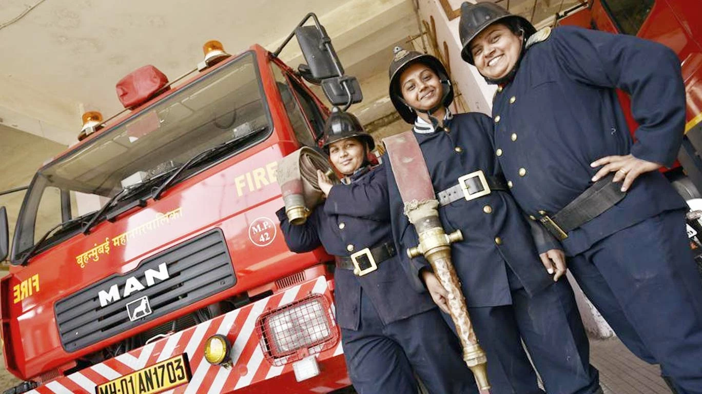 Bmc mumbai fire brigade recruits 97 young women from rural india | फायर  ब्रिगेड ने भर्ती किये 97 महिला फायरवुमेन !