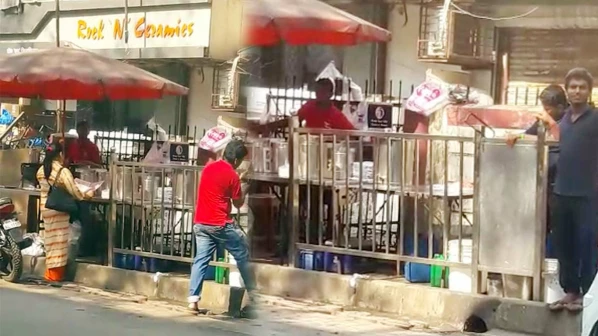 फुटपाथचं रेलिंग कापलं, डोसा विक्रेत्याविरोधात अदखलपात्र गुन्ह्याची नोंद