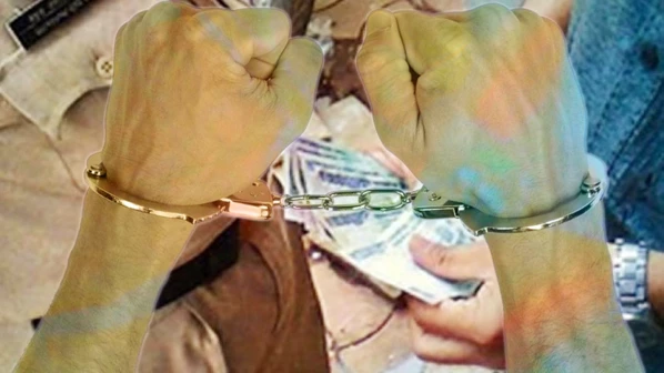 एक महीने में रिश्वत लेते हुए चार पुलिसवाले गिरफ्तार ।