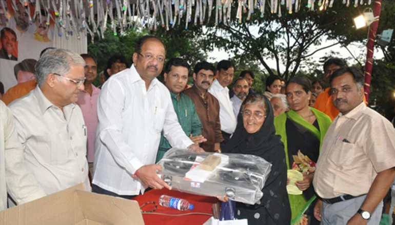  MP Gopal Shetty distributes Gas Stoves