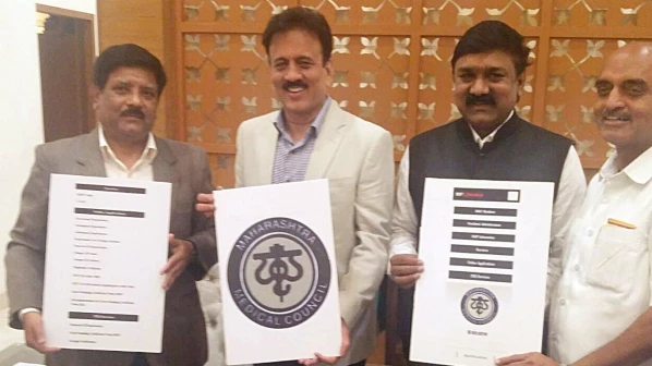 आता डॉक्टरांच्या परवान्याचं ऑनलाईन नुतनीकरण शक्य