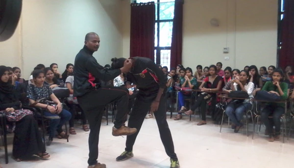 मुलींनी गिरवले आत्मसंरक्षणाचे धडे