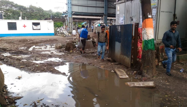 गोरेगाव स्टेशन मार्गावर चिखल