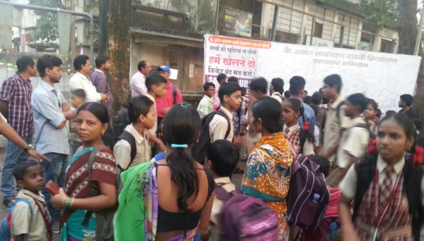 मैदान वाचवण्यासाठी सह्यांची मोहीम