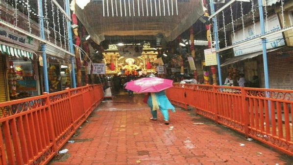 राजाचा दरबारही खाली खाली...