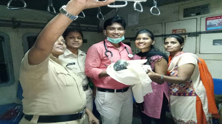 Woman gives birth to a baby girl in a Mumbai local train!