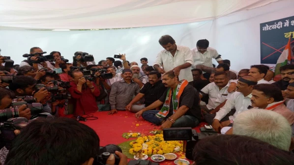 नोटबंदी के विरोध में कांग्रेस कार्यकर्ताओ ने सिर मुंडवाएं !