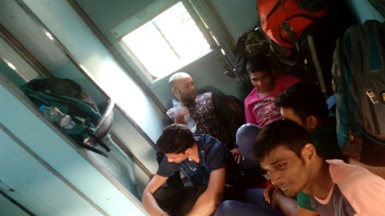 मुंबई विश्वविद्यालय बॉक्सिंग टीम रेलवे मे शौचालय के बाहर सफर करने को मजबूर !