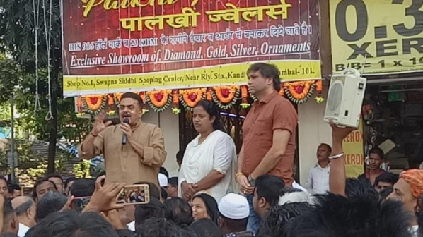 फेरीवाला मामला - मुंबई कांग्रेस अध्यक्ष संजय निरुपम पर मामला दर्ज !