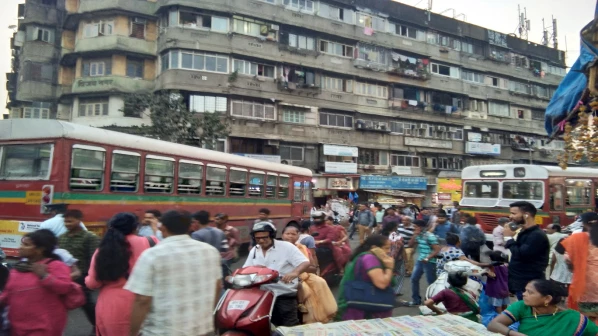 दादर स्थानकापर्यंत पोहोचली बस… पण अपघाताची भीती