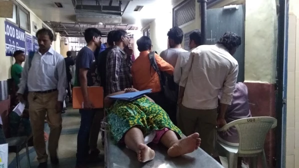 एका डॉक्टरवर हजार रुग्णांचा भार, सायन रुग्णालयात सोनोग्राफीला येणाऱ्या रुग्णांचे हाल