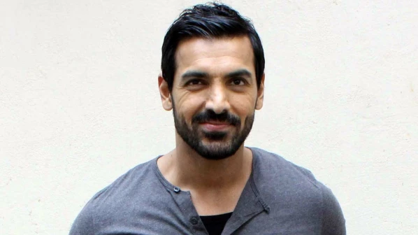 जॉन अब्राहमने रिक्षातून केला प्रवास