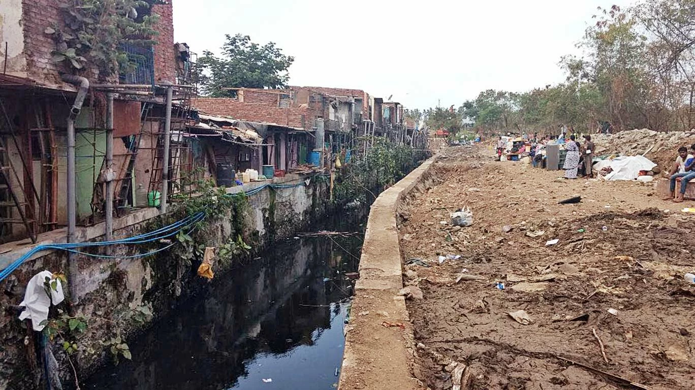 जुहू कपासवाडीशेजारील अभिषेक नाल्यावरील झोपड्या साफ