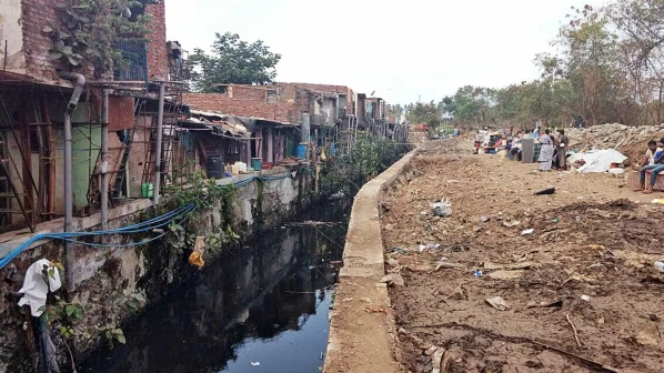 108 झोपड़ों पर चला बुल्डोजर, अब आसानी से निकलेगा बारिश का पानी!