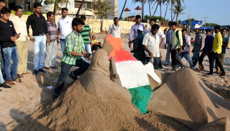 Sand artist pays tribute to Indian soldiers