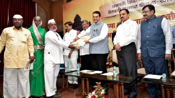 सरकारने शेतकऱ्यांना प्रमाणपत्र दिले, पण पैसे कुठे आहेत?