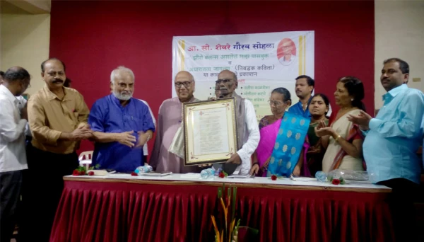 कविता असते स्वयंप्रकाशित