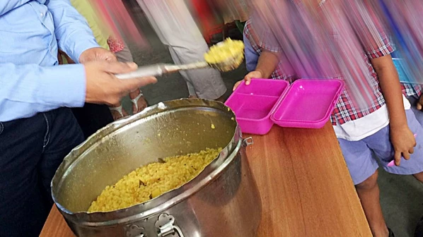 खिचडी पुरवठा करण्याचे कंत्राट ८ वर्ष झाले तरी निविदेविनाच