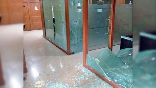 मनसेचं काँग्रेस कार्यालयावर 'सर्जिकल स्ट्राइक'