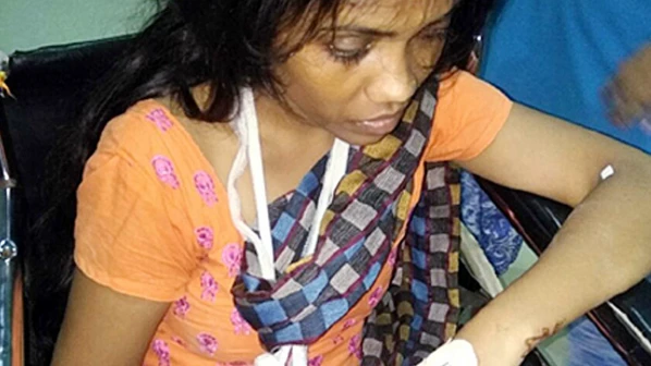 पैसे नहीं देने पर लड़की को चलती ट्रेन से नीचे फेंका