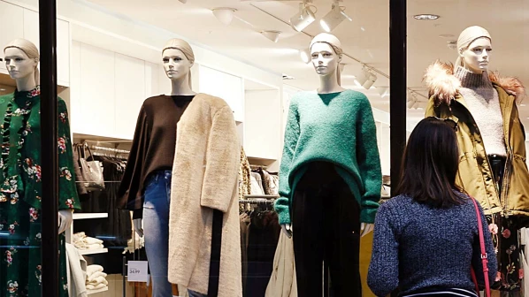 दुकानाबाहेरील ‘मेनिक्वीन’वर कारवाई करण्यास सरकार उदासीन