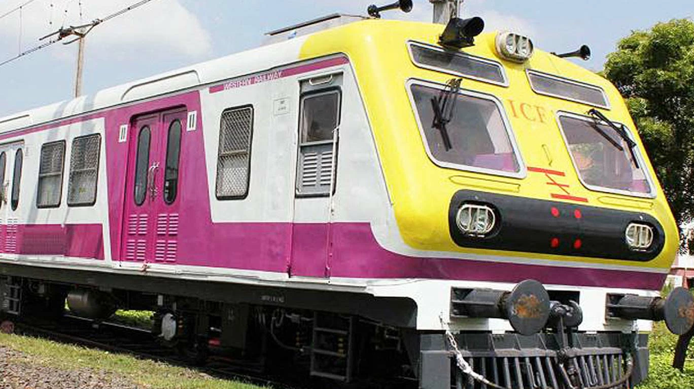 'मेधा' लोकलला ट्रॅक सापडेना!