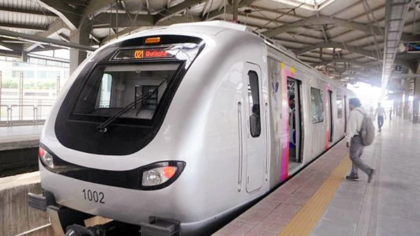 मेट्रो प्रवाशांनो रांग विसरा, 'असं' मिळवा मोबाईलवर तिकीट! 