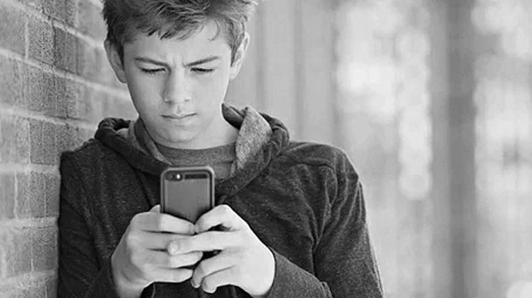 'मुलांनो मोबाईलचा अतिवापर टाळा', शाळांकडून मुलांना मिळावा उपदेशाचा डोस