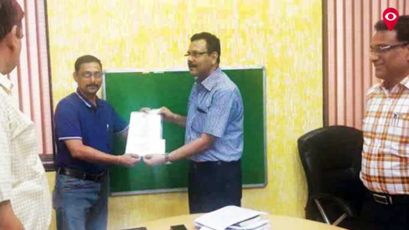 प्रसंगावधान दाखवत ट्रेन थांबवणाऱ्या मोटरमनचा सत्कार