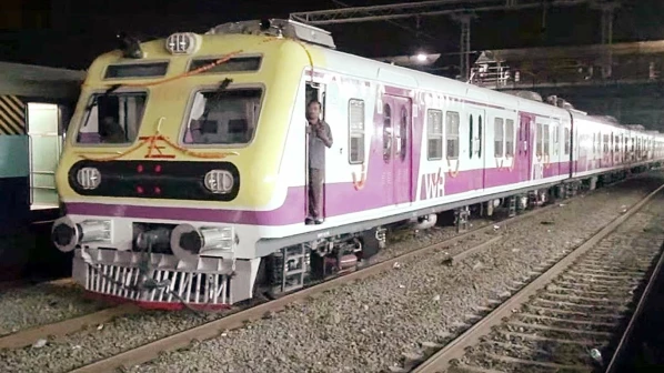 मुंबईला मिळणार ६० नव्या 'लोकल'