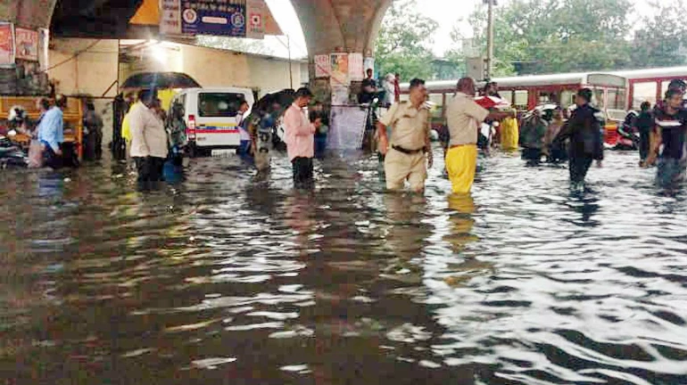 Netizens active on twitter with constant Mumbai rains updates 