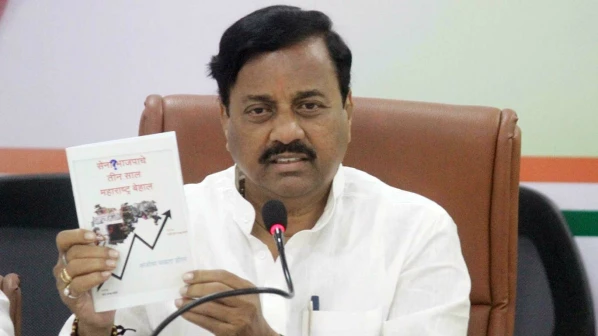 'सेना-भाजपाचे ३ साल, महाराष्ट्र बेहाल', राष्ट्रवादीने वाटली पुस्तकं