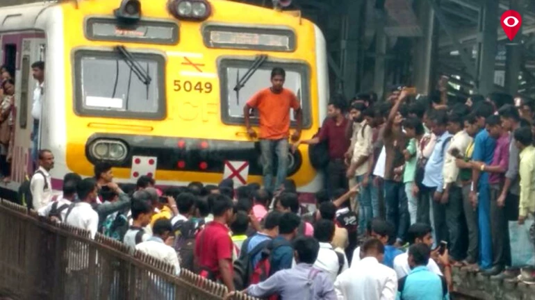 नायगांव रेलवे स्टेशन पर यात्रियों ने किया रेल रोको आन्दोलन