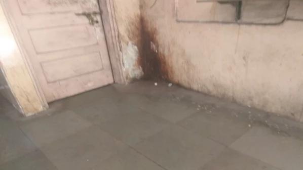 परिवहन मंत्र्यांनो, तुम्ही पाहिलाय का 'पिचकारी छाप' परळ डेपो?