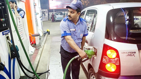 मुंबईकरांना पेट्रोल, डिझेलच्या स्वस्ताईचा दिलासा 