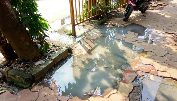 प्रबोधनकारांच्या पुतळ्यामागे तुंबले गटार