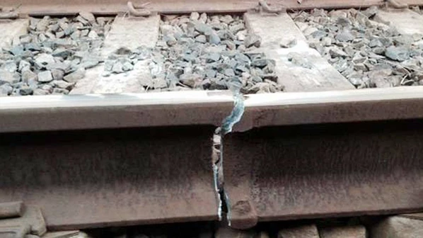 पटरियों में क्रेक, हार्बर हुई प्रभावित