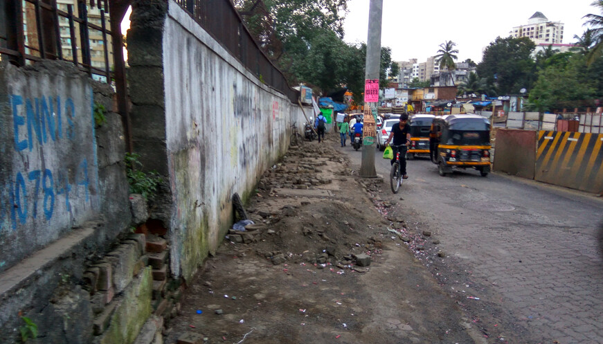 फूटपाथच्या कामात दुकानदारांचा खोडा