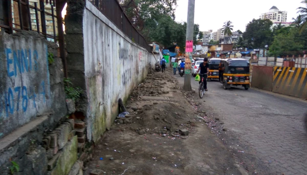 फुटपाथ की दुर्दशा ! 