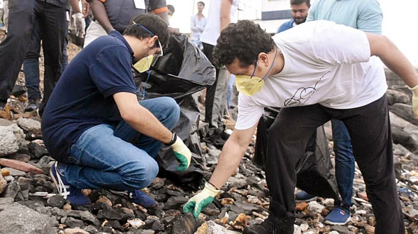 सचिन तेंदुलकर और आदित्य ठाकरे ने की बैड स्टैंड की सफाई !