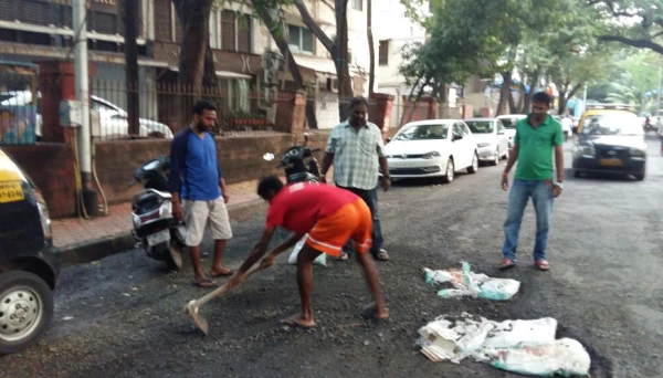 शिवसैनिकांनी भरले खड्डे !