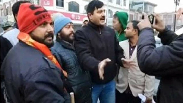 लाल चौक पर झंडा फहराने पर शिवसेना कार्यकताओं को पुलिस ने लिया हिरासत में