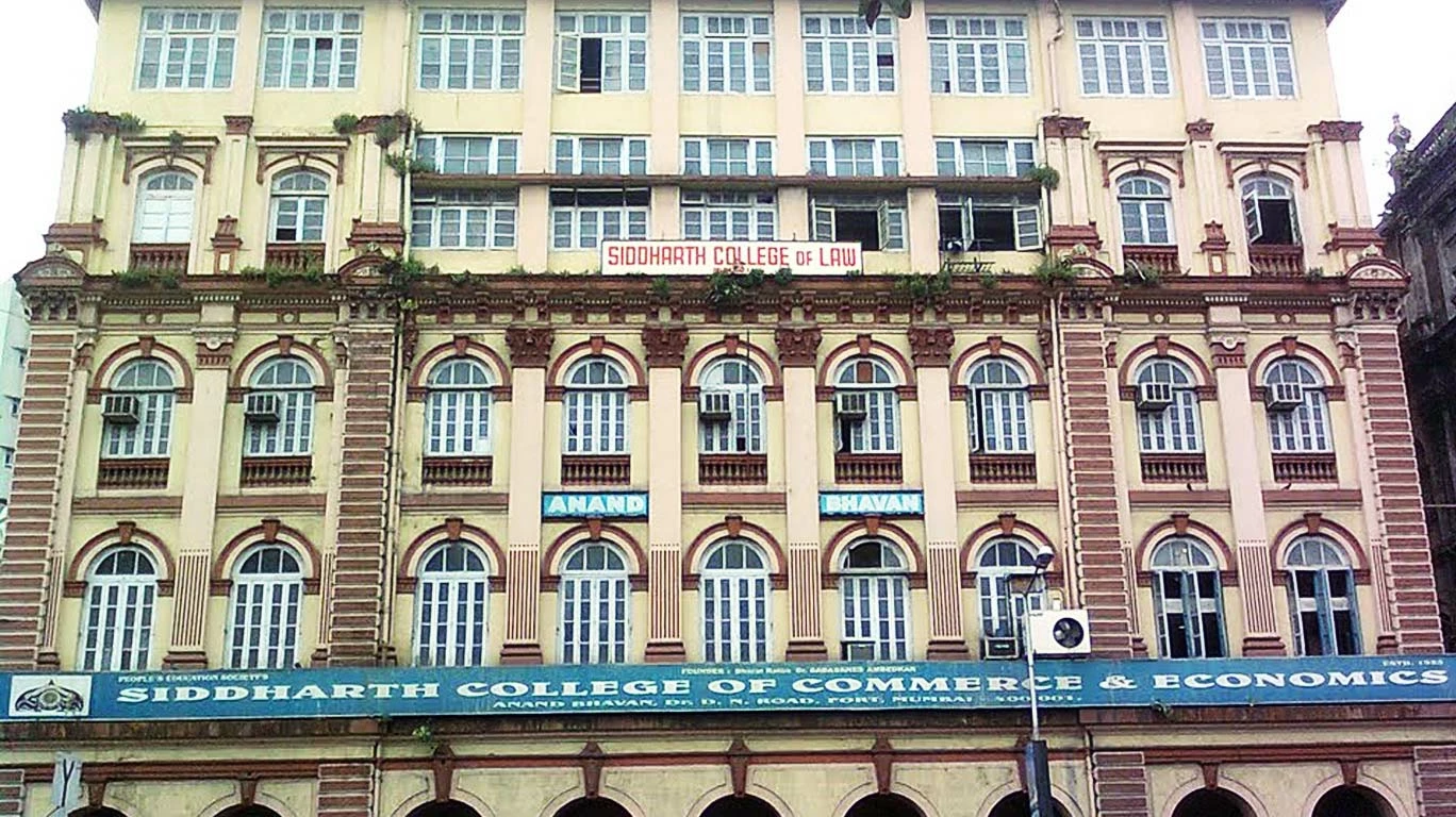 सिद्धार्थ काॅलेजला ‘मेट्रो’दुखी, भिंती-पिलरला तडे
