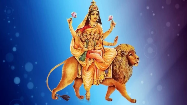 नवरात्रि का पांचवा दिन : सांसारिक बंधनों से मुक्त होने के लिए करें मां स्कन्दमाता की पूजा