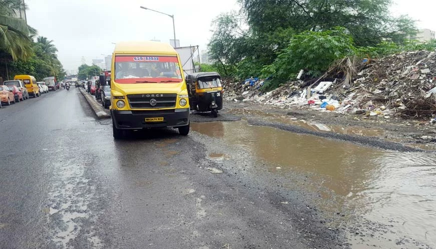 विद्यार्थ्यांचा खड्डेमय प्रवास